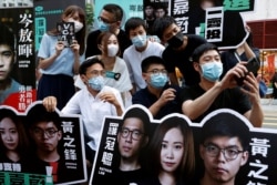 黄之锋等人在为香港泛民主派立法会议员初选参加竞选活动。（2020年7月11日）