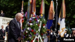 Президент США взяв участь в церемонії покладання квітів у День пам’яті 
