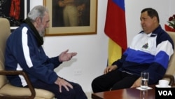 Fidel Castro conversa con el presidente Hugo Chávez el mes pasado en el hospital donde éste ha recibido tratamiento en La Habana
