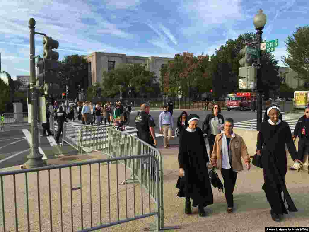 Seguidores de Papa Francisco dirigem-se ao Capitólio para ver o Papa, Washington DC, Set. 24, 2015