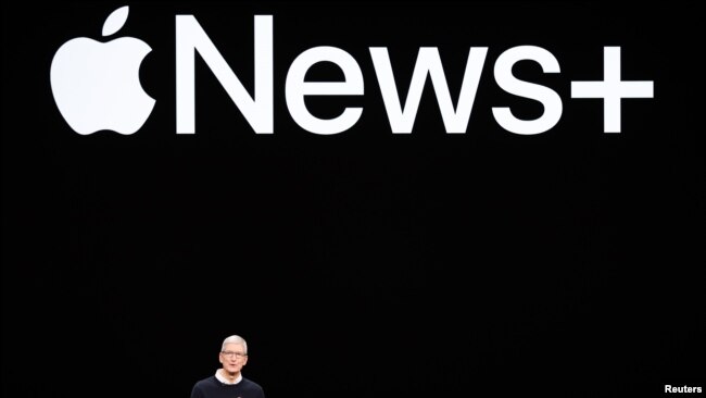 El director general de Apple Tim Cook durante la presentación de Apple News +