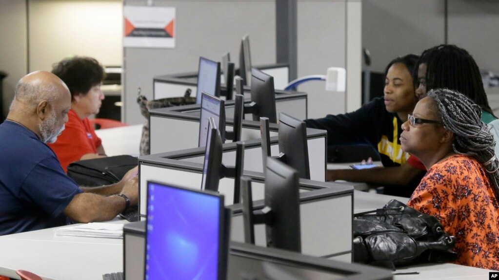 La tasa de desempleo en abril cayó a un 4,4 por ciento, su nivel más bajo desde mayo de 2007.
