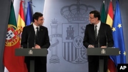 Spain's Prime Minister Mariano Rajoy, right, and Portugal's Prime Minister Pedro Passos Coelho, left, during a press conference at the Moncloa Palace in Madrid, May 13, 2013