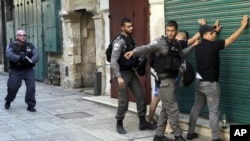 동예루살렘에서 검문검색을 실시하는 이스라엘 국경경찰 (자료사진)