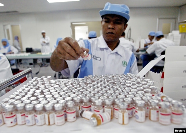 Seorang pekerja di pabrik Bio Farma di Bandung, Jawa Barat, 13 Mei 2005. (Foto: Reuters/arsip)
