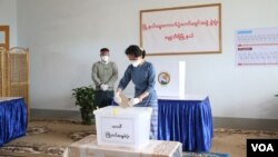 ႏိုင္ငံေတာ္အတိုင္ပင္ခံပုဂၢိဳလ္ ေဒၚေအာင္ဆန္းစုၾကည္ ႀကိဳတင္မဲေပးတဲ့ ျမင္ကြင္း။ (ေအာက္တိုဘာ ၂၉၊ ၂၀၂၀)
