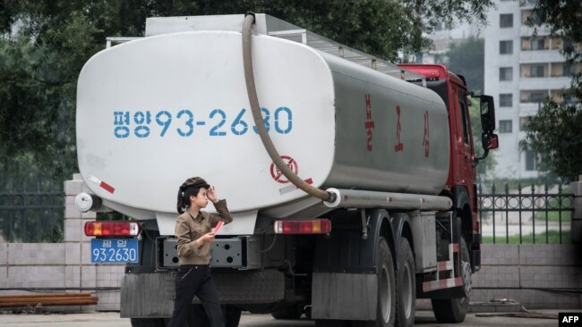 朝鲜平壤街头运输汽油的卡车 - 资料照片