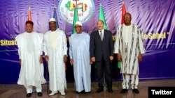Les cinq chefs d'Etat du G5 Sahel (de gauche à droite): le président du Niger Mahamadou Issoufou, son homologue tchadien Idriss Déby, le Malien Ibrahim Boubacar Keïta, le Mauritanien Mohamed Ould Abdel Aziz et le Burkinabè Roch Marc Christian Kaboré, le 6 février 2017 à Bamako. (Twitter/Roch Kaboré)