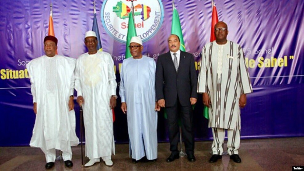 Les cinq chefs d'Etat du G5 Sahel (de gauche à droite): le président du Niger Mahamadou Issoufou, son homologue tchadien Idriss Déby, le Malien Ibrahim Boubacar Keïta, le Mauritanien Mohamed Ould Abdel Aziz et le Burkinabè Roch Marc Christian Kaboré, le 6 février 2017 à Bamako. (Twitter/Roch Kaboré)