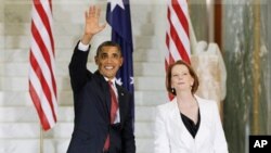 Rais wa Marekani Barack Obama na Waziri Mkuu wa Australia, Julia Gillard (R) wakiwa kwenye jengo la bunge la Australia huko Canberra. November 16, 2011