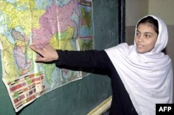 Simma, seorang siswa Afghanistan berusia 19 tahun, menunjuk ke negara-negara di peta, di ruang kelas di SMA Malali di Kabul. (Foto: AP)