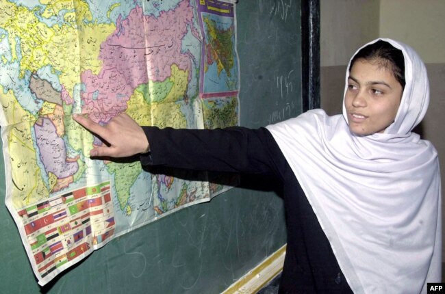 Profesor Perempuan Afghanistan Memberi Semangat Kepada Pelajar ...