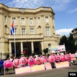 Manifestaciones frente a embajada cubana.