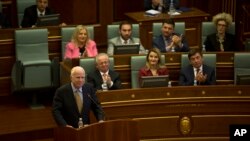 Senator Džon Mekejn obraća se poslanicima Skupštine Kosova (AP Photo/Visar Kryeziu)