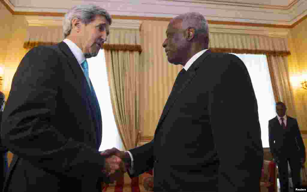 Aperto de mão entre o Presidente angolano José Eduardo dos Santos (à direita) e o Sec. Estado americano, John Kerry, durante a sua reunião nesta manhã, no Palácio Presidencial em Luanda, 5 de Maio, 2014. REUTERS/Saul Loeb/Pool