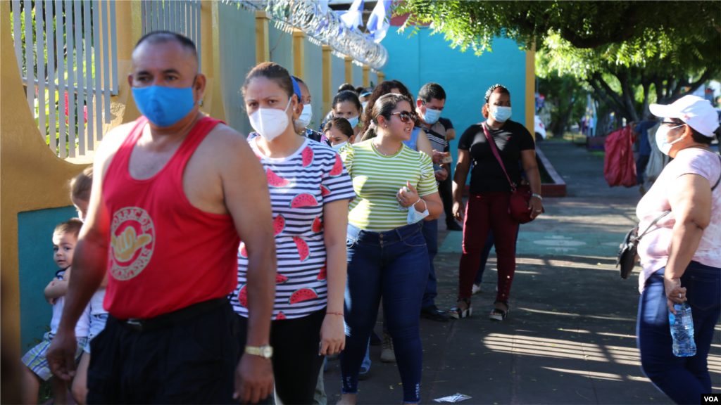 Ciudadanos esperan para ejercer su derecho al voto en la capital de Nicaragua. La fila en este colegio electoral me ve más nutrida, porque se trata de empleados del gobierno, según constataron periodistas de la Voz de América.&nbsp;&nbsp;