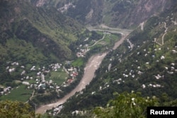 Sungai Neelum tampak dari Desa Jabri, Lembah Neelum, di wilayah Kasmir yang dikuasai Pakistan, 9 Agustus 2019. (Foto: Reuters)