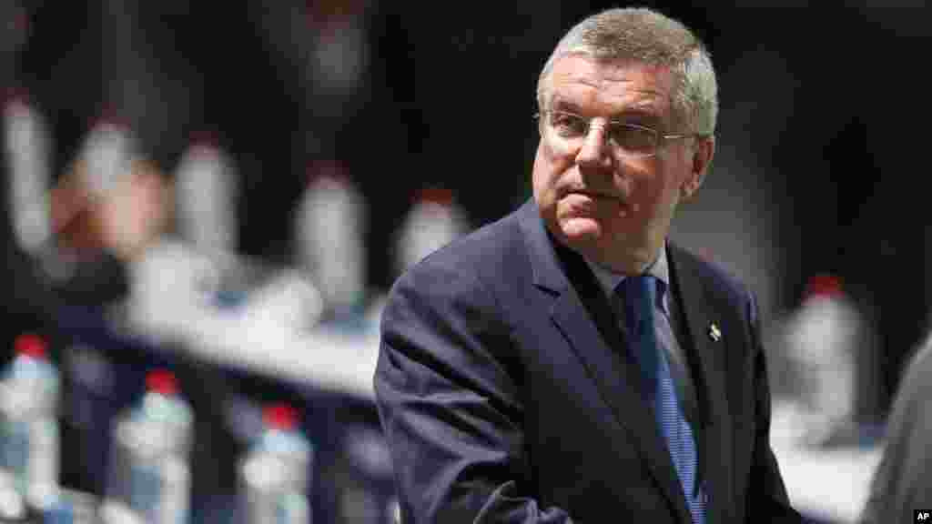 Le président du comité International Olympique, Thomas Bach, attend le début de la conférence de la FIFA à Zurich, en Suisse, le vendredi 26 février 2016.