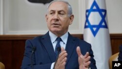 ນາຍົກລັດຖະມົນຕີ ຂອງອິສຣາແອລ ທ່ານເບັນຈາມິນ ເນຕັນຢາຮູ (Benjamin Netanyahu) ເປັນປະທານ ກອງປະຊຸມ ຄະນະລັດຖະບານ ປະຈຳສັບປະດາ ຢູ່ທີ່ຫ້ອງ
ການຂອງທ່ານ ໃນນະຄອນ ເຈຣູເຊແລັມ, ວັນທີ 7 ມັງກອນ 2018. 