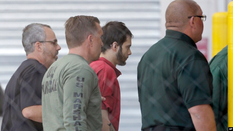 Esteban Santiago, tercero desde la izquierda, acusado del mortal ataque en el aeropuerto de Fort Lauderdale es devuelto a la cárcel del Condado Broward luego de su primera comparecencia en corte.