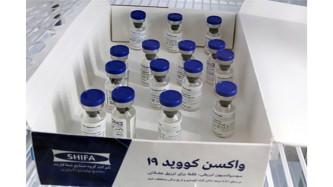 Botol kandidat vaksin Covid-19 domestik Iran terlihat saat uji coba pada manusia di Teheran, Iran 29 Desember 2020. (Foto: West Asia News Agency (WANA) via Reuters)