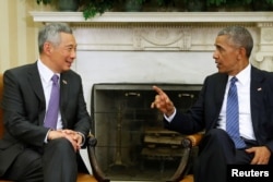 U.S. President Barack Obama and Singapore's Prime Minister Lee Hsien Loong sit together in the Oval Office after an official arrival ceremony at the White House in Washington, Aug. 2, 2016.