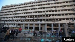 24일 이집트 수도 카이로의 경찰청 건물 앞에서 자살 폭탄 공격이 발생했다.