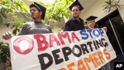 Sekelompok mahasiswa berdemonstrasi di sebuah kantor kampanye Obama di Culver City, California (14/6).