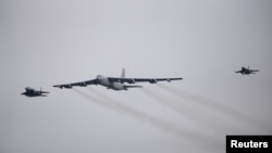 រូបឯកសារ៖ B-52 របស់​សហរដ្ឋ​អាមេរិក​ហោះ​ពី​លើ​មូលដ្ឋាន​ទ័ព​អាកាស​ Osan នៅ​ទីក្រុង Pyeongtaek ប្រទេស​កូរ៉េ​ខាង​ត្បូង កាល​ពី​ឆ្នាំ​២០១៦។