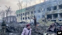 Кадр з відео Маріупольської міськради, напад на лікарню, 9 березня 2022 року