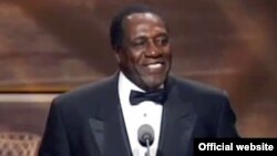 Meadowlark Lemon, llamado "el príncipe payaso" de los Harlem Globettroters actuó también el cine y la serie de televisión Scooby Doo, y en sus años después de dejar el equipo, creó su propio equipo "Los Bucketeers" y se hizo pastor y orador motivacional.