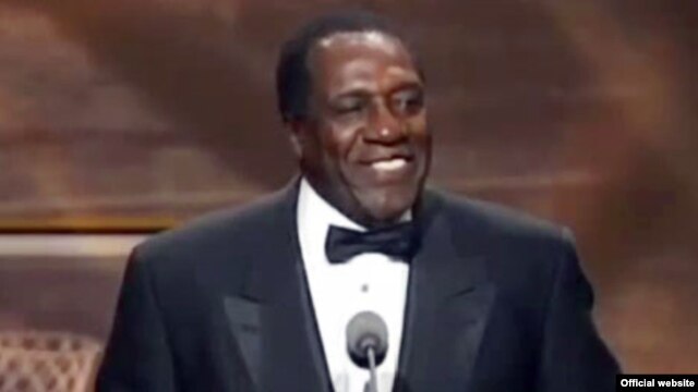 Meadowlark Lemon, llamado "el príncipe payaso" de los Harlem Globettroters actuó también el cine y la serie de televisión Scooby Doo, y en sus años después de dejar el equipo, creó su propio equipo "Los Bucketeers" y se hizo pastor y orador motivacional.