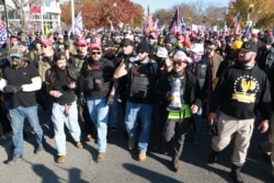 Учасники радикального руху "Proud Boys" на марші в підтримку Дональда Трампа у Вашингтоні.