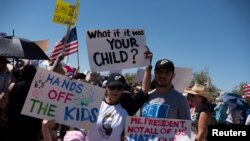 Người dân ở Texas hôm 17/6 biểu tình phản đối chính sách di dân của Mỹ đang chia tách trẻ em khỏi bố mẹ của những gia đình vào Mỹ bất hợp pháp.