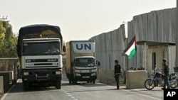 United Nations trucks carrying supplies cross into Rafah town through the Kerem Shalom crossing between Israel and the southern Gaza Strip, 16 Jun 2010