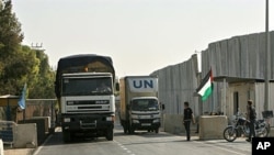 United Nations trucks carrying supplies cross into Rafah town through the Kerem Shalom crossing between Israel and the southern Gaza Strip, 16 Jun 2010