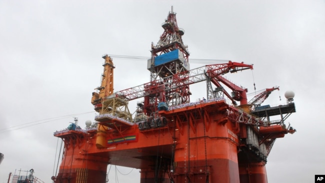 图为老一代的“海洋石油981”钻井平台。