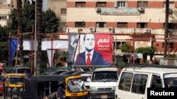 Une affiche de campagne du président égyptien Abdel Fattah al-Sisi pour la prochaine présidentielle, trône sur une place publique au Caire, le 28 février 2018.