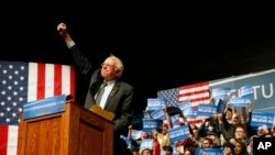 Kandidat calon presiden AS dari Partai Demokrat, Bernie Sanders, dalam kampanye di Laramie, Wyoming (5/4). (AP/Brennan Linsley)