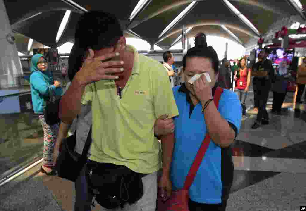 Thân nhân của hành khách trên chuyến bay bị mất tích tại sân bay quốc tế Kuala Lumpur ở Sepang, Malaysia, ngày 8/3/2014.