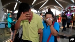 Thân nhân của hành khách trên chuyến bay MH370 của Malaysia Airlines khóc tại sân bay quốc tế Kuala Lumpur tại Sepang.