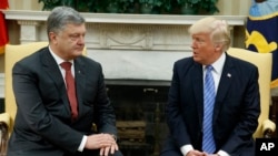 川普總統(右)與烏克蘭總統波羅申科(左)在白宮舉行會談(2017年6月20日)