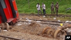 Des soldats Cameroun assurent la sécurité à proximité des pièces de train d'un train déraillé à Eseka, Cameroun, 22 octobre 2016. 