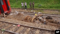 Des soldats Cameroun assurent la sécurité à proximité des pièces de train d'un train déraillé à Eseka, Cameroun, 22 octobre 2016. 
