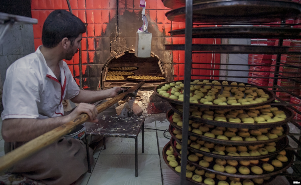 شیرینی پزی در تاریکه بازار کرمانشاه عکس: بهمن زارعی 