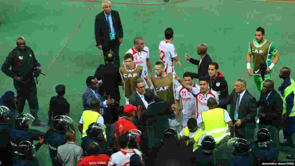 O técnico da Tunísia Georges Leekens discute com oficiais da CAF, depois do seu time perder para a Guiné Equatorial e seus jogadores darem um soco no juíz.