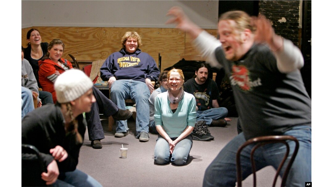 Para mahasiswa Columbia College Chicago sedang berlatih di sebuah kelas klub komedi di Chicago, 7 Februari 2007. (Foto: AP/Ilustrasi)