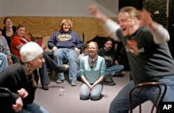 Para mahasiswa Columbia College Chicago sedang berlatih di sebuah kelas klub komedi di Chicago, 7 Februari 2007. (Foto: AP/Ilustrasi)