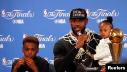 Le nouveau champion NBA (2015-2016) LeBron James et ses enfants, LeBron James Jr. et Zhuri James. (Archives)