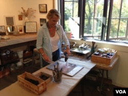 Georgia Nassikas paints in encaustic at her studio in McLean, Virginia, Sept. 17, 2015. (VOA / J. Taboh)